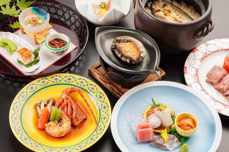 あわび・伊勢海老料理などが並ぶ季節の味覚会席