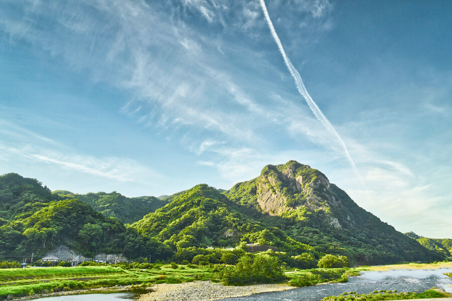伊豆の国市の川と山と空の風景