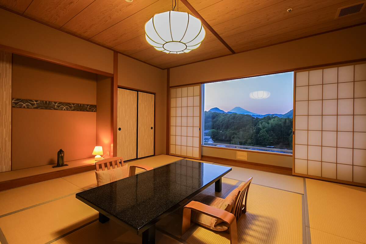 12.5畳和室と窓から見える夕方の山々と富士山
