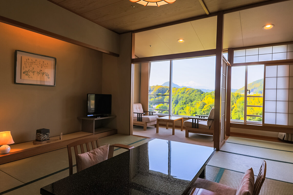 12.5畳和室と窓から見える緑の山々と富士山