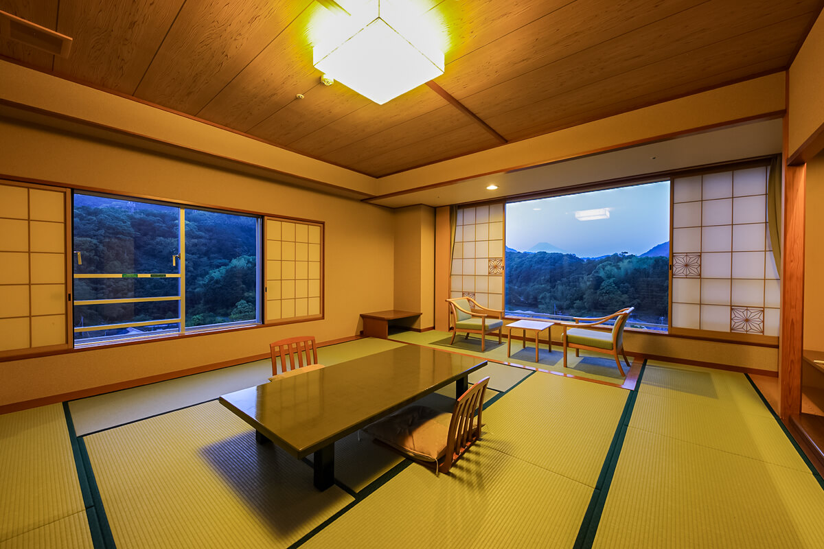 10畳和室と窓から見える夕方の山々と富士山